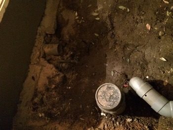 お任せいただいたのは2階建て100席の大型店舗。焼肉網の洗浄機を設置されるので、詰まり防止のための専用マスを設置し、グリストラップに合流させる算段です。