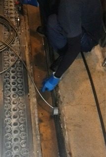 厨房内の側溝を高圧洗浄します。