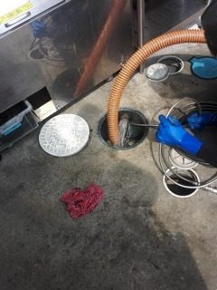 排水桝のバキューム作業。