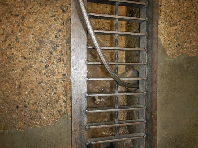 土間排水に繋がる配管をすべて洗浄します。冷蔵庫からの配管で、これだけの汚れが出るのは…。