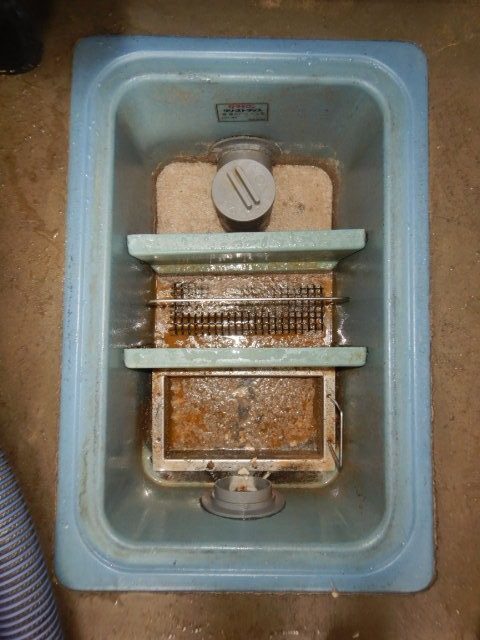 清掃前のグリストラップがこちら。日頃のオーナー様の努力の跡が見えます。