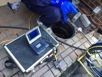 細心の注意を払い、カメラを挿入していきます。内部でカメラが引っ掛かり、抜けなくなることも…。調査を進めるうちに見つかったのが…