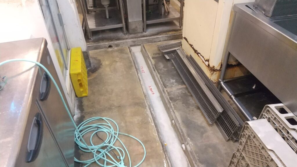 一週間の乾燥期間を経て、防水処理に入ります。